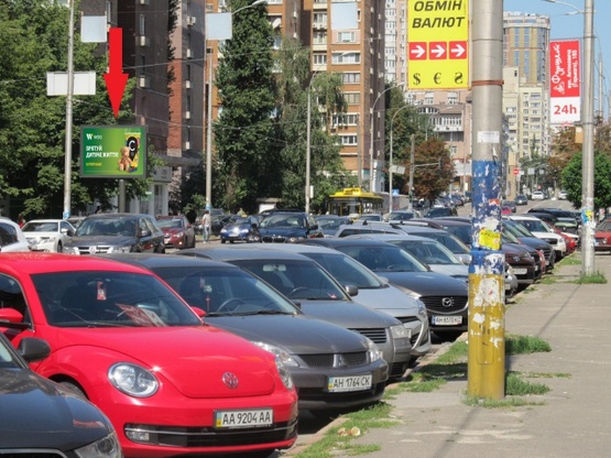 Фото рекламной плоскости по адресу Антоновича ул. (Горького), 164-166 (супермаркет "Фуршет" , отделение отделение №82 "Новая почта", страховая компания "Unica", пересечение с ул.Боженко)