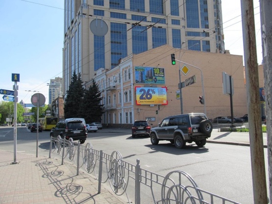 Фото рекламної площини за адресою Московская ул., 30 - Кловский спуск (фасад), кинотеатр "Зоряний", музей "Культурного наследия", ресторан "Shooters",направ. ул. Кутузова призма нижняя