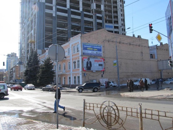 Фото рекламної площини за адресою Московская ул., 30 - Кловский спуск (фасад), кинотеатр "Зоряний", музей "Культурного наследия", ресторан "Shooters",направ. ул. Кутузова призма нижняя