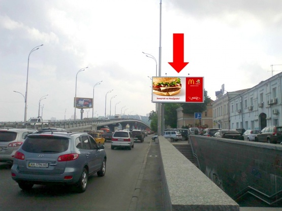 Фото рекламної площини за адресою Набережно-Крещатицкая ул., 29 перед новым мостом, в центр