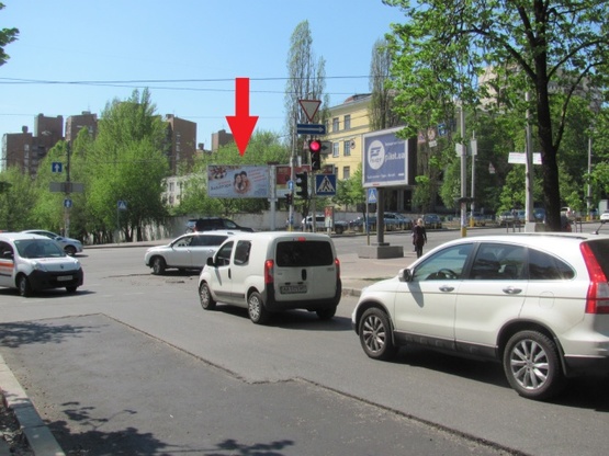 Фото рекламной плоскости по адресу Красноармейская ул., 128, (сквер им Г.Гонгадзе, салон "Yamaha", СШ№130), в направ. Краснозвездного прос., призма левая