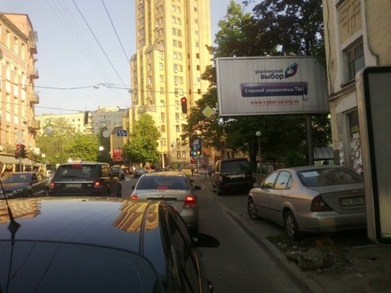 Фото рекламної площини за адресою Артема ул., 75 светофор ул.Пимоненка, в центр