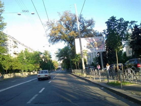 Фото рекламной плоскости по адресу Мельникова ул., 41 перед ст. метро Лукяновка, в центр