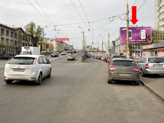 Фото рекламної площини за адресою Вадима Гетьмана ул. (бывшая Индустриальная ул.) - пр-т Победы, напротив ТЦ "Большевик", перед мостом