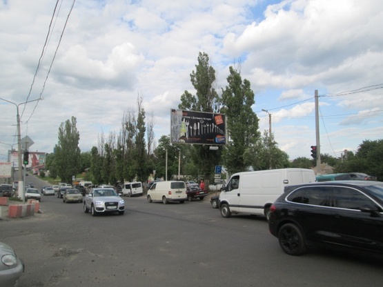 Фото рекламної площини за адресою Павлова Ак.ул., 112, (на светофоре), (ТЦ "Барабашово", шиномонтаж, 300м. к ст. м .Академика Барабашова, Дисконт-Центр Adidas/Reebok), направл. из центра