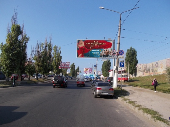 Фото рекламної площини за адресою Павлова Ак. ул. - Якутская ул., (ТЦ "Барабашово", шиномонтаж, 300м. к ст. м .Академика Барабашова, Дисконт-Центр Adidas/Reebok), направл. в центр