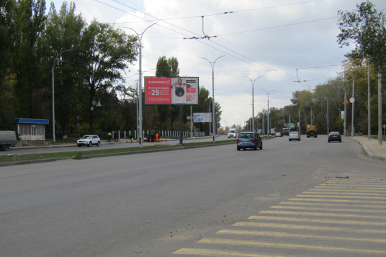 Фото рекламной плоскости по адресу Заболотного ул., 156/1,на разделителе (АЗС "КЛО",супермаркет "Пчелка"), в направл.Одесской пл.