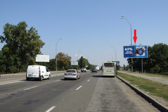Фото рекламной плоскости по адресу Броварской просп., ст. м.  Лесная (супер-маркет "МегаМаркет", парк Киото, выезд из города)