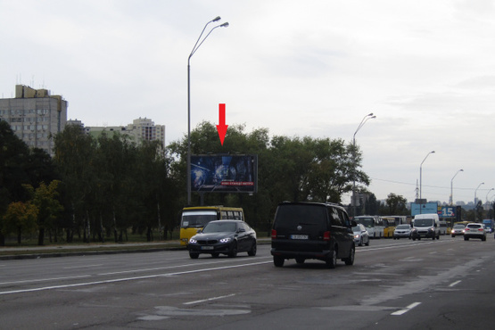 Фото рекламної площини за адресою Броварской просп., ст. м.  Лесная (супер-маркет "МегаМаркет", парк Киото, в направлении центра города)