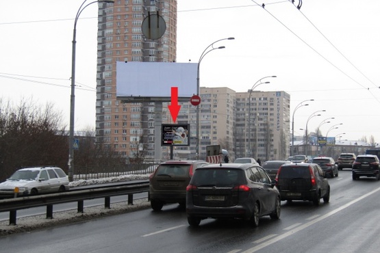 Фото рекламной плоскости по адресу Вадима Гетьмана, ул, ж/с Караваевы Дачи, на мосту, из центра