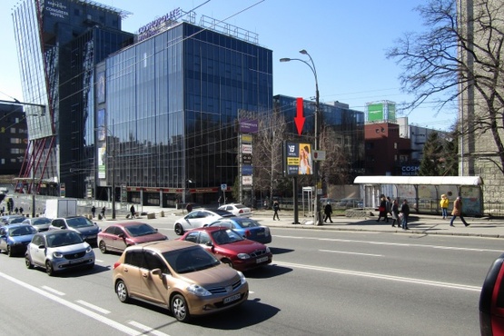 Фото рекламной плоскости по адресу Вадима Гетьмана, ул,4 ТЦ Космополит, на мосту, из центра