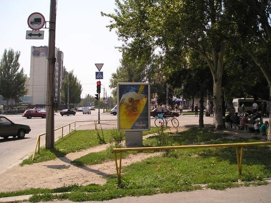 Фото рекламної площини за адресою пр. Соборний — вул. Гагаріна, ліворуч