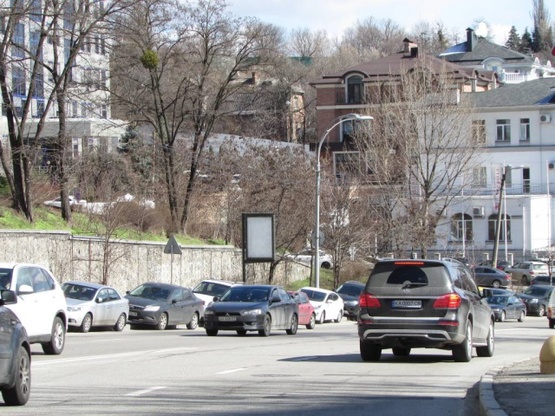 Фото рекламной плоскости по адресу Старонаводницька, за 50 метрів руху до світлофору на перехресті з вул.Добровольчих Батальйонів, ліворуч