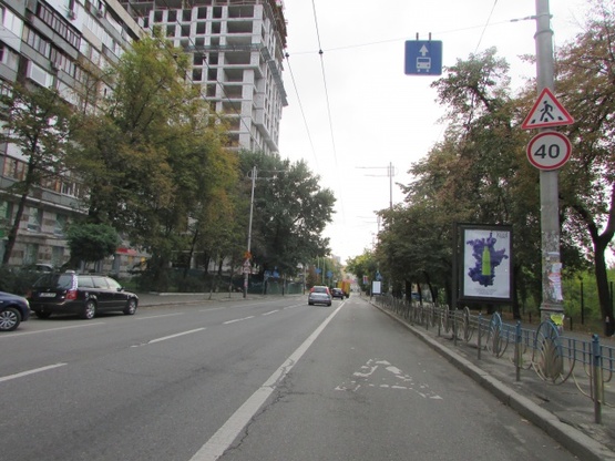 Фото рекламной плоскости по адресу Жилянська, 47 (після зупинки)