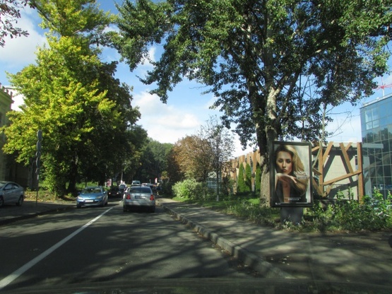 Фото рекламной плоскости по адресу Паркова дорога, 7  при під'їзді до ВЦ "Парковий" (рух до центру)