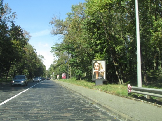 Фото рекламної площини за адресою Дніпровський узвіз, (рух на підйом до центру)