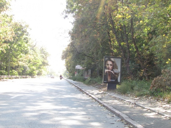 Фото рекламной плоскости по адресу Дніпровський проїзд, рух на підйом від Набережного шосе