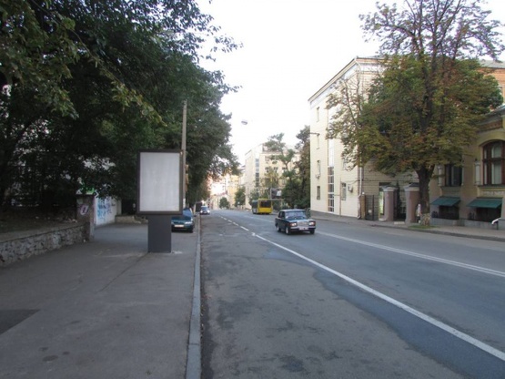 Фото рекламной плоскости по адресу Бульварно-Кудрявська (Воровського), 20 на світлофорі, рух до площі Перемоги