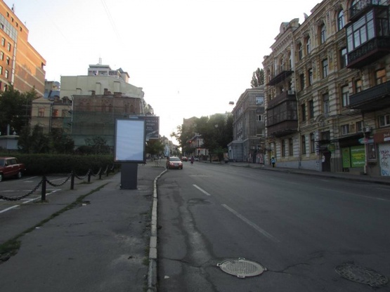 Фото рекламної площини за адресою Бульварно-Кудрявська (Воровського), 51 (навпроти) рух в бік Львівської площі