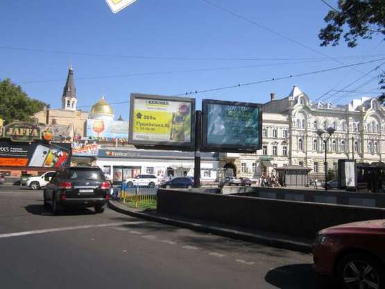 Фото рекламної площини за адресою Привокзальная площадь / ул. Пантелеймоновская (возле "Макдональдз") (скролл права)