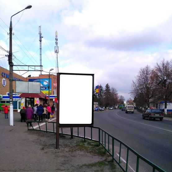Фото рекламной плоскости по адресу Находится на автодороге Харьков-Симферополь (М18) (справа от дороги), по ул. Днепропетровская, рядом магазины «Ева», «Посад», «Мега Аптека» и центральная площадь города (автобусная остановка «Посад»).