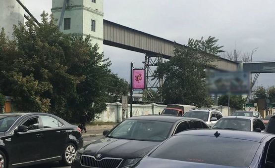 Фото рекламной плоскости по адресу Набережно-Хрещатицька Вул., Напроти Буд. 33