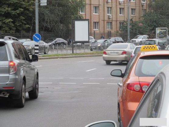 Фото рекламной плоскости по адресу Кутузова, к площади Леси Украинки, разделитель