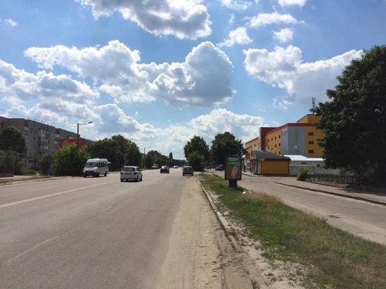 Фото рекламной плоскости по адресу ул. Киевская, поликлиника, в напр. Фуршета, Комфи, 100м