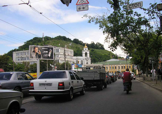 Фото рекламной плоскости по адресу ул.Глыбочицкая/ Н и В.Вал на светофоре
