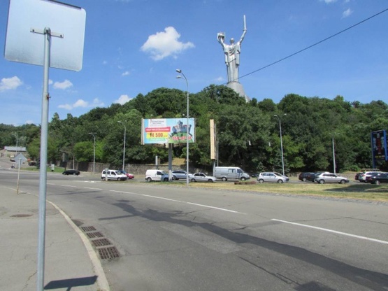 Фото рекламной плоскости по адресу Площадь ГВОВ разделитель (Старонаводницкая/Мазепы)