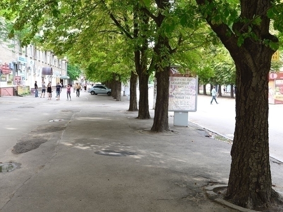 Фото рекламной плоскости по адресу вул. Титова, 17 (Кіносистема СУПУТНИК)/ул.Титова, 17 (5) Ломбард " Капитал",  А-Банк, Аптеки, ОщадБанк, сервис- цент "Водафон"