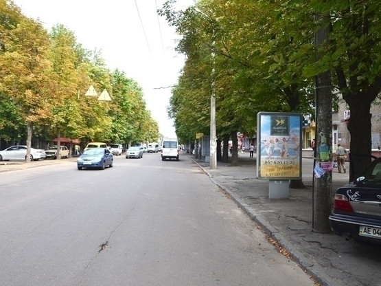 Фото рекламной плоскости по адресу вул.Титова, 21 (Кіносистема СУПУТНИК, Південкомбанк)/ул.Титова, 21  (4) -киносистема СПУТНИК, Аптеки, Ломбард "Капитал"