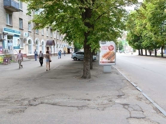 Фото рекламной плоскости по адресу вул.Титова, 21 (Кіносистема СУПУТНИК, Південкомбанк)/ул.Титова, 21  (4) -киносистема СПУТНИК, Аптеки, Ломбард "Капитал"