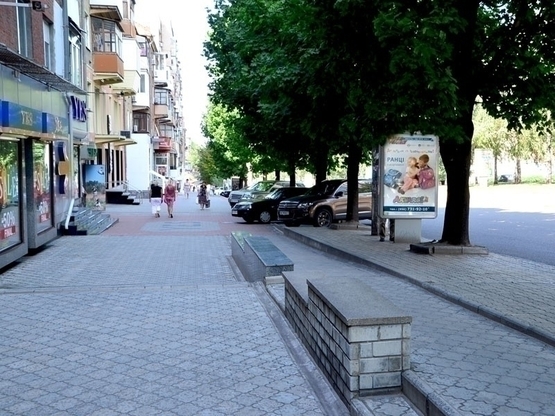 Фото рекламной плоскости по адресу пр.Александра Поля, 14 (бутики YES, GIORDANO, PARAD)/пр. Кирова, 14 (бутики YES, GIORDANO, PARAD)