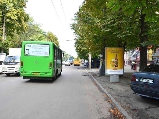 Фото рекламної площини за адресою вул.Титова, 17 (маг. ЕВА, Кіносистема СУПУТНИК)/ул.Титова, 17 (6) - ОщадБанк, Альфа-Банк, Еко-ферма, ЛюксОптика, магазин ЕВА