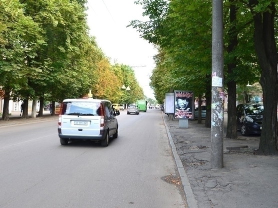 Фото рекламной плоскости по адресу вул.Титова, 21 (Кіносистема СУПУТНИК, Південкомбанк) /ул.Титова, 21  (3) -киносистема СПУТНИК, гипермаркет одежды "Рич", Аптеки, Ломбард,