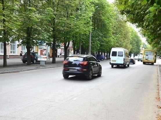 Фото рекламной плоскости по адресу вул.Титова, 21 (Кіносистема СУПУТНИК, Південкомбанк) /ул.Титова, 21  (3) -киносистема СПУТНИК, гипермаркет одежды "Рич", Аптеки, Ломбард,