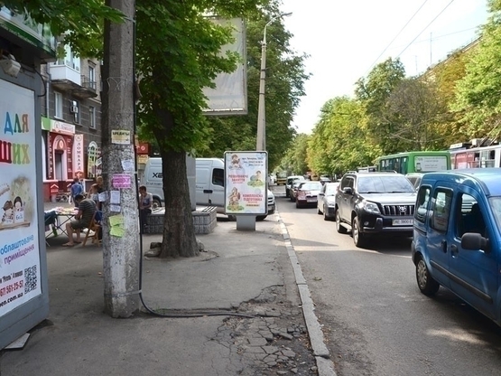 Фото рекламной плоскости по адресу вул.Титова, 13, перехрестя з пр. О. Поля (супермаркет Сільпо)/ул.Титова, 13 (7), перекресток пр.Кирова   - ЛюксОптика, магазин ЕВА