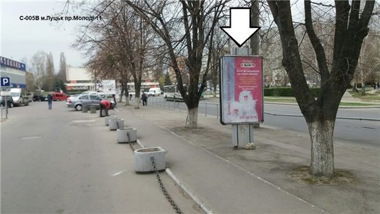 Фото рекламной плоскости по адресу на розі проспектів Молоді та Соборності. (територія ТЦ "Гостинець", квітникового ринку)