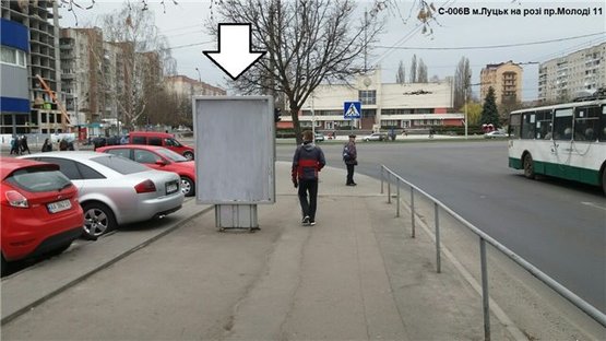 Фото рекламної площини за адресою на розі проспектів Молоді та Соборності. (територія ТЦ "Гостинець", квітникового ринку)