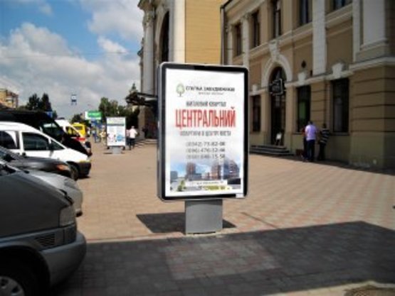 Фото рекламної площини за адресою Привокзальна (вхід в ЖД вокзал) №1