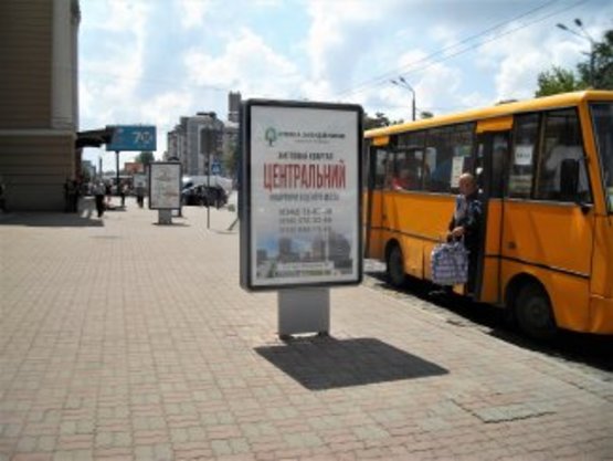 Фото рекламної площини за адресою Привокзальна (вхід в ЖД вокзал) №4