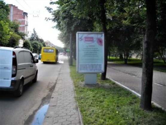 Фото рекламної площини за адресою Галицька навпроти Княгинина №3