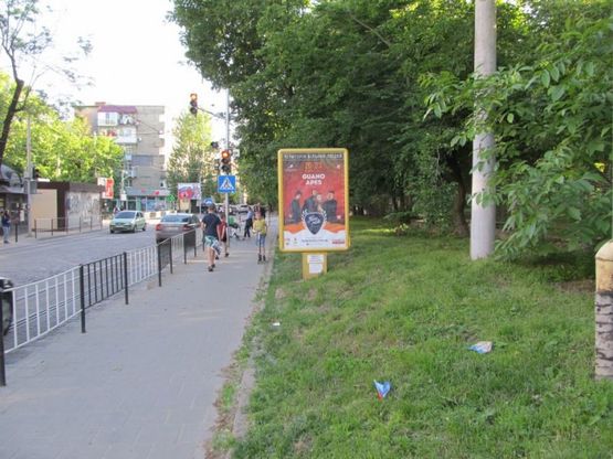 Фото рекламной плоскости по адресу вул. Генерала Чупринки,72