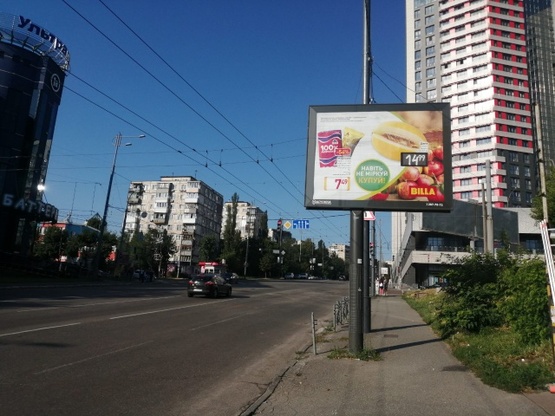 Фото рекламної площини за адресою Ул. Липковского, напротив Ультрамарина, перед поворотом на Южный ЖД вокзал, на светофоре. В сторону Соломенской пл.