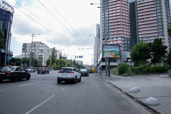 Фото рекламної площини за адресою Ул. Липковского, напротив Ультрамарина, перед поворотом на Южный ЖД вокзал, на светофоре. В сторону Соломенской пл.