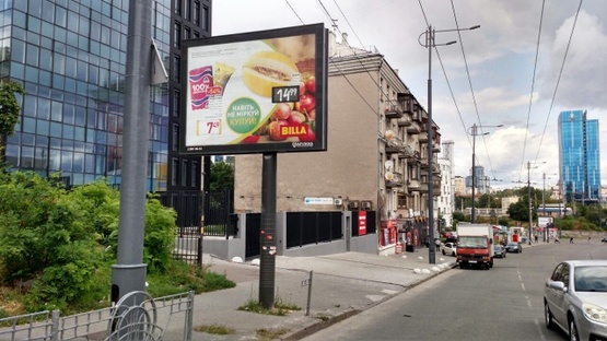 Фото рекламної площини за адресою Ул. Липковского, напротив Ультрамарина, перед поворотом на Южный ЖД вокзал, на светофоре. В сторону центра