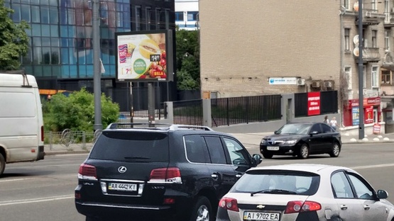 Фото рекламної площини за адресою Ул. Липковского, напротив Ультрамарина, перед поворотом на Южный ЖД вокзал, на светофоре. В сторону центра