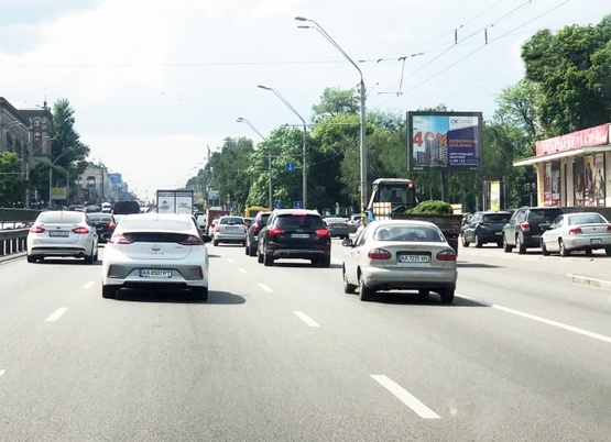 Фото рекламной плоскости по адресу Пр-т Победы, 38, на остановке.  Вход в ДК Большевик . Мед институт, КПИ, Парк им. Пушкина. В сторону метро Шулявская