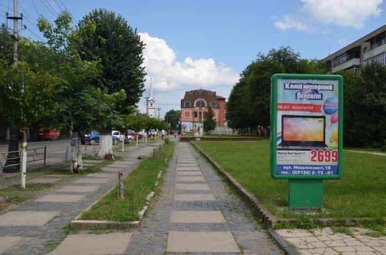 Фото рекламной плоскости по адресу вул. Незалежності, біля Надра, Коопінвест та Індекс банків
